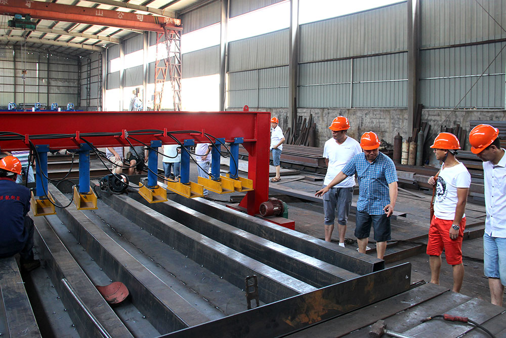 各大經(jīng)銷商參觀了東方巨龍衡器的新設(shè)備廠房