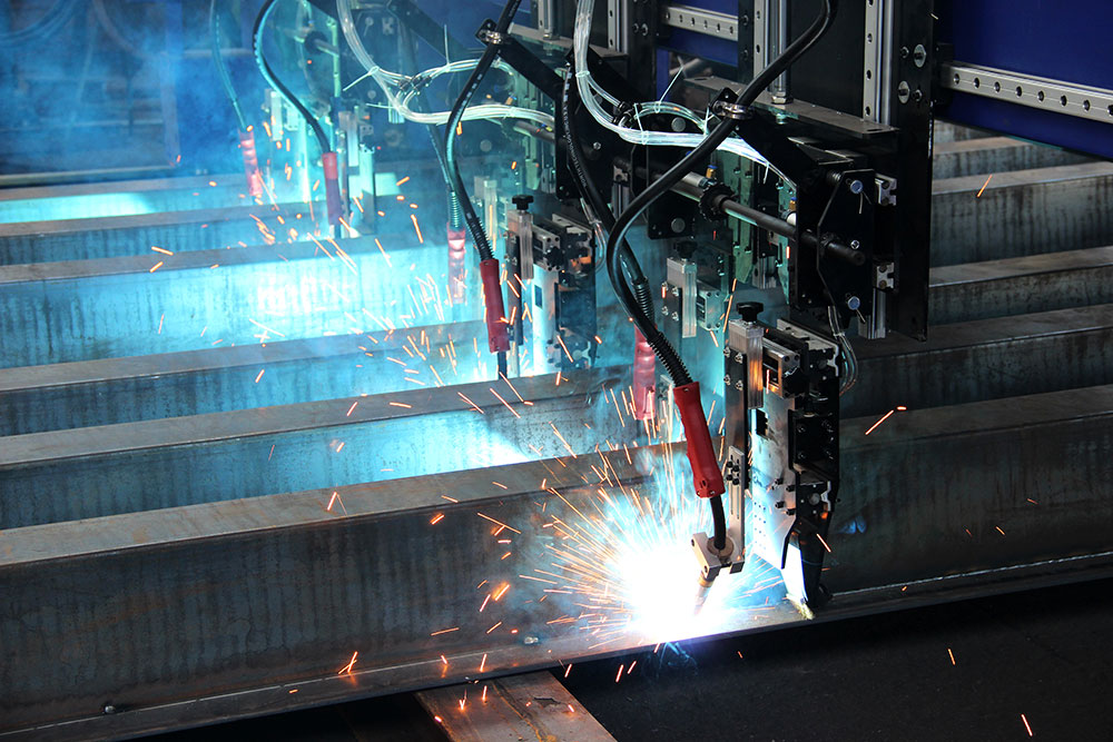 經(jīng)銷(xiāo)商參觀(guān)東方巨龍全新的電子汽車(chē)衡：切割、焊接生產(chǎn)線(xiàn)