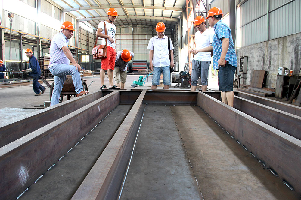 各大經(jīng)銷商參觀了東方巨龍衡器的新設(shè)備廠房