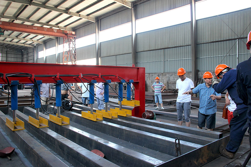 各大經(jīng)銷商參觀了東方巨龍衡器的新設(shè)備廠房