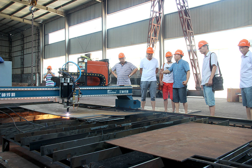 各大經(jīng)銷商參觀了東方巨龍衡器的新設(shè)備廠房