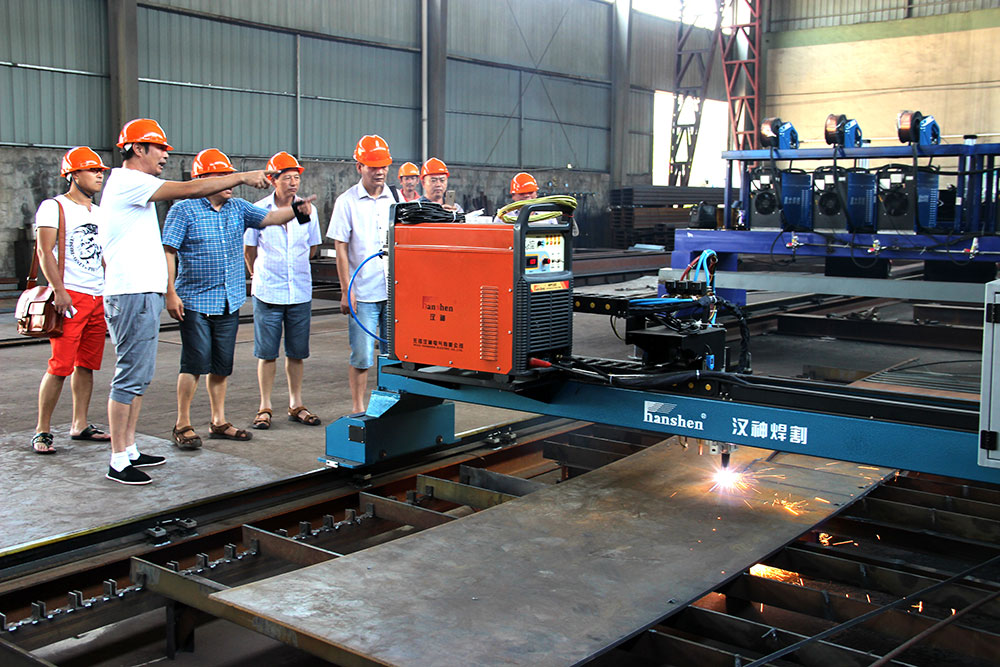 各大經(jīng)銷商參觀了東方巨龍衡器的新設(shè)備廠房