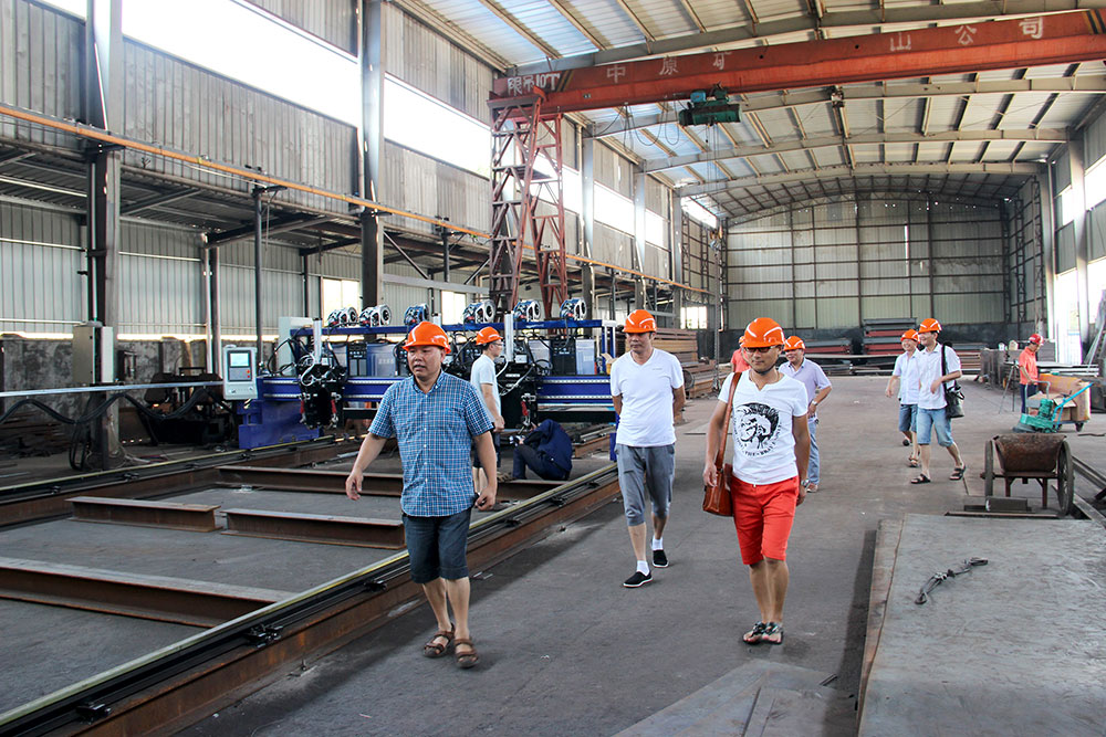 各大經(jīng)銷商參觀了東方巨龍衡器的新設(shè)備廠房