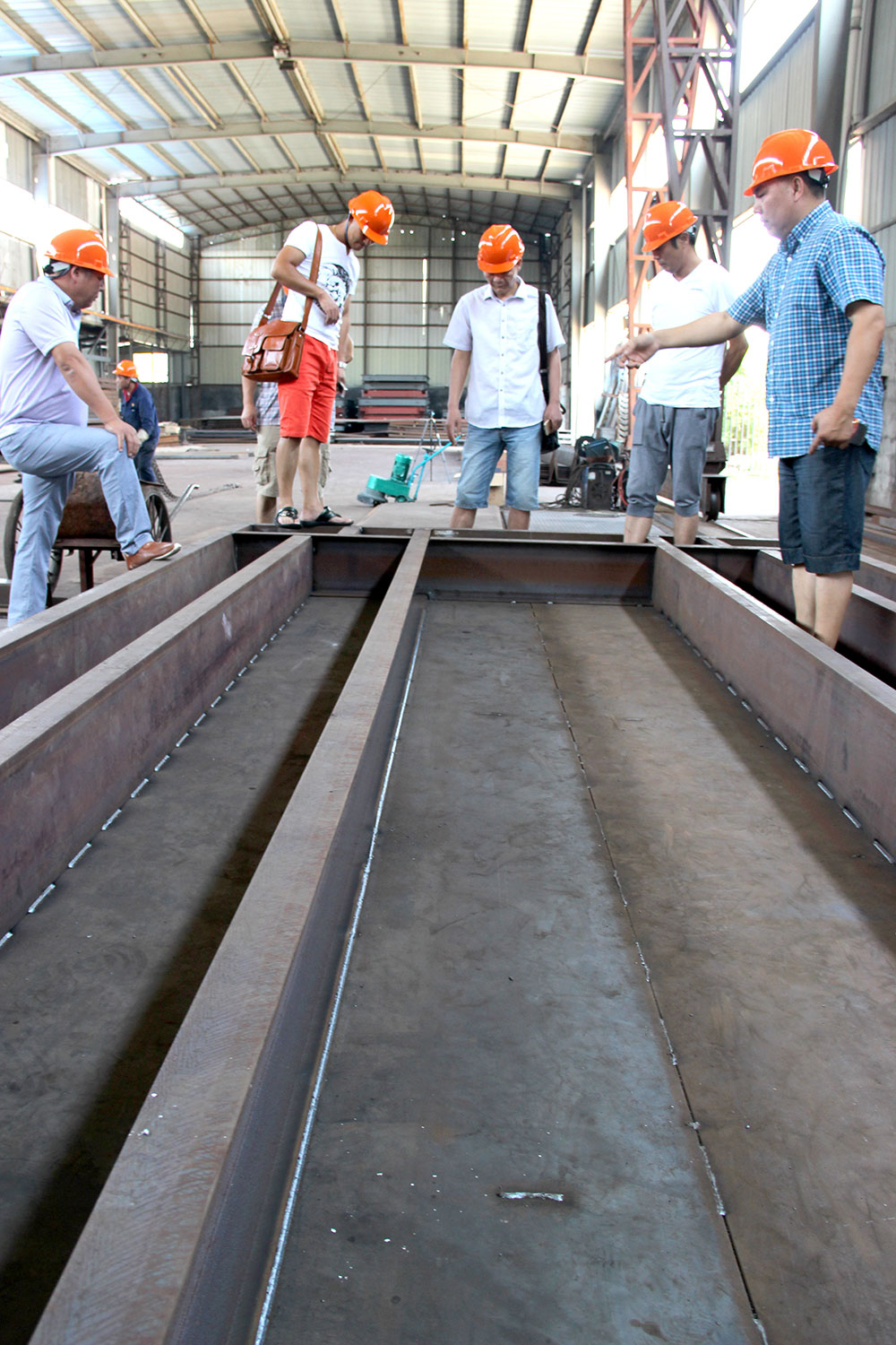 各大經(jīng)銷商參觀了東方巨龍衡器的新設(shè)備廠房