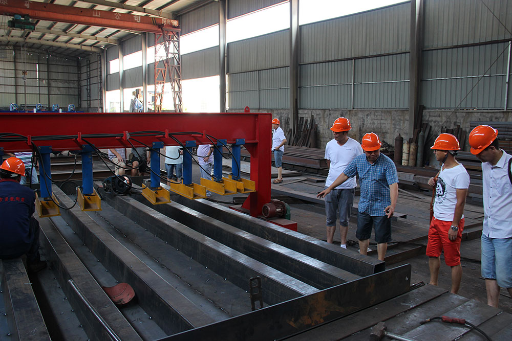 各大經(jīng)銷商參觀了東方巨龍衡器的新設(shè)備廠房