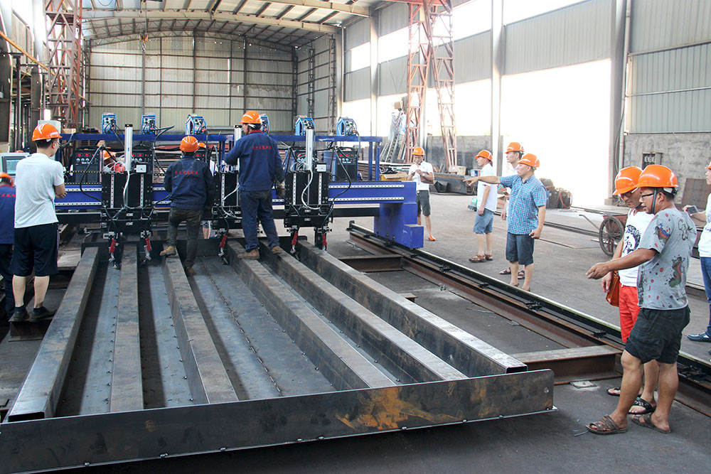 各大經(jīng)銷商參觀了東方巨龍衡器的新設(shè)備廠房